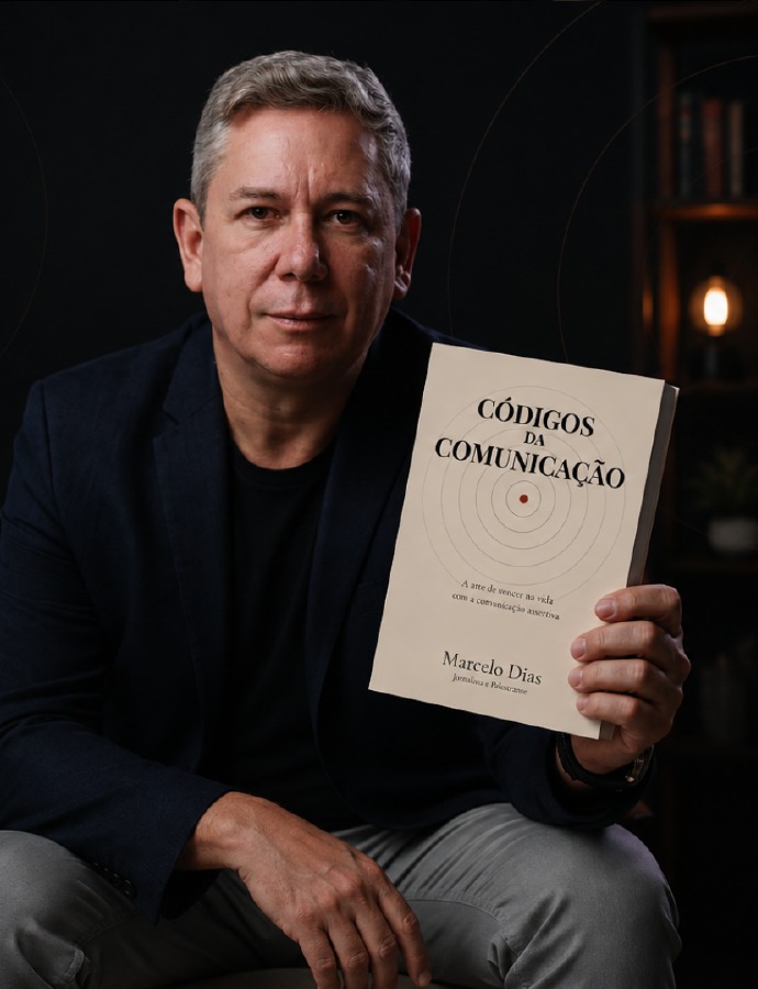 Marcelo Dias segurando o livro Códigos da Comunicação